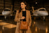 Mannequin avec sac camel dans un hangar de jet privé à Toronto