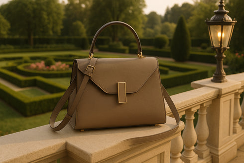 Sac kaki sur balcon jardin luxueux