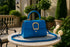 Sac à main bleu haut de gamme sur balcon luxueux