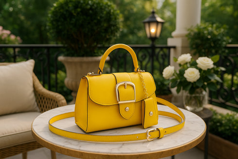 Sac à main jaune haut de gamme sur balcon luxueux