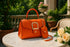 Sac à main orange haut de gamme sur balcon luxueux