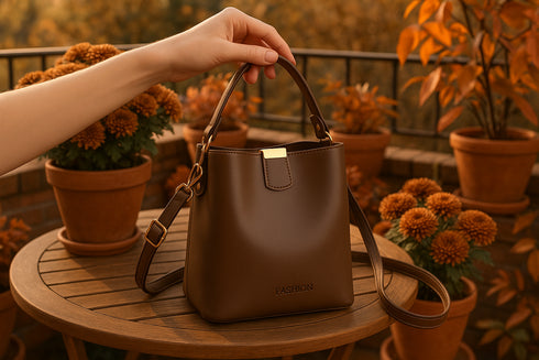Sac marron chocolat sur balcon jardin automnal de luxe