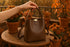 Sac marron chocolat sur balcon jardin automnal de luxe