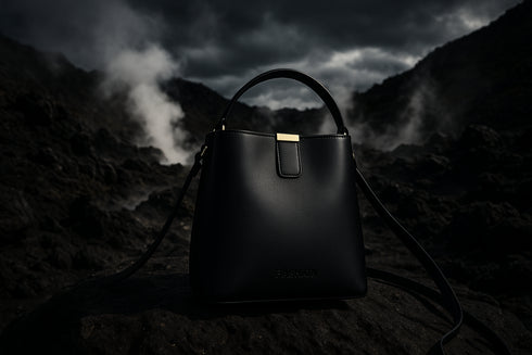 Sac noir dans un paysage volcanique néo-zélandais