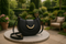 Sac noir luxueux sur balcon jardin