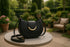 Sac noir luxueux sur balcon jardin