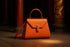 Sac orange dans temple chinois