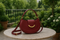 Sac rouge bordeaux refait sur balcon jardin luxueux